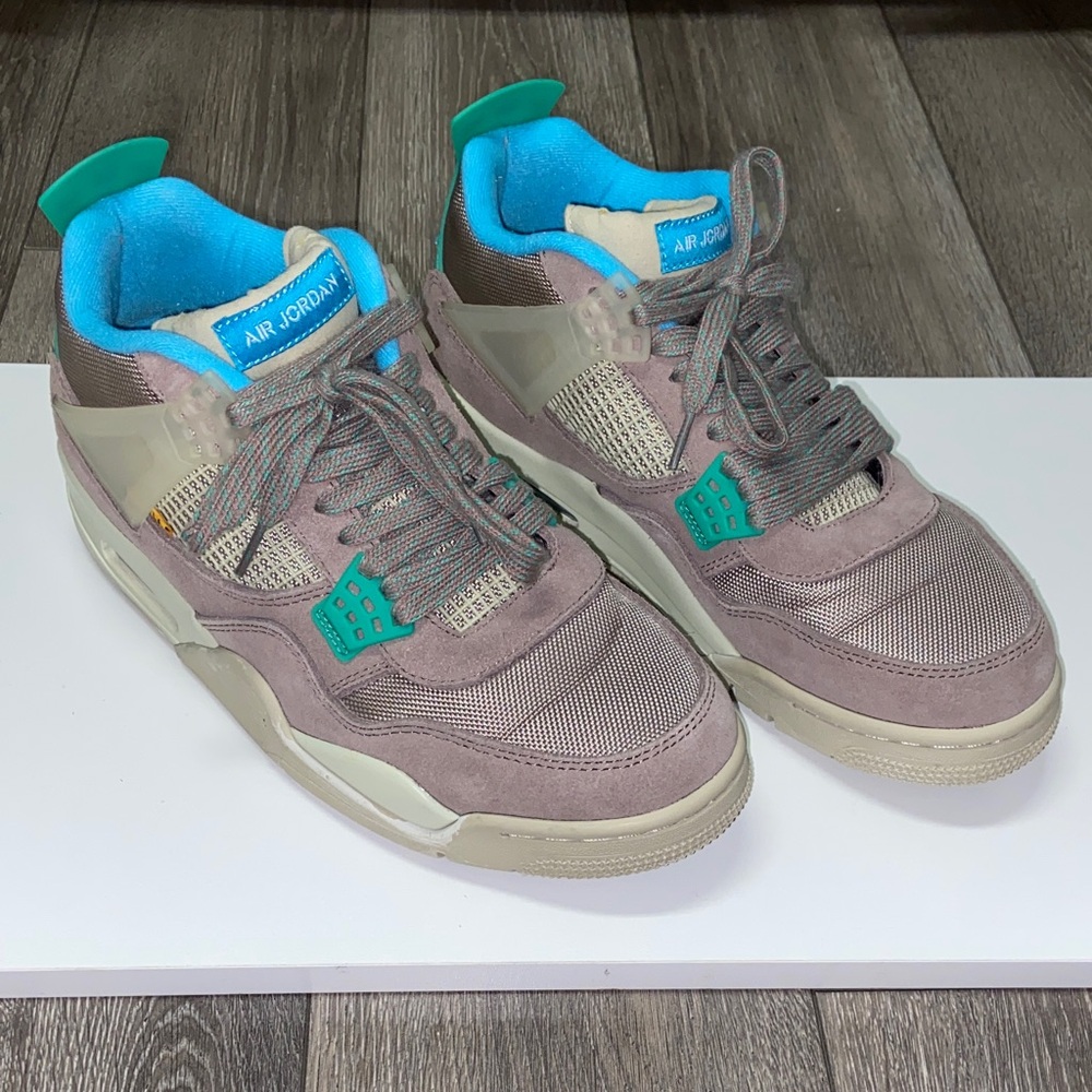 LIKE NEW Air Jordan 4 Retro Men’s 9.5 Taupe Authentic sneakers